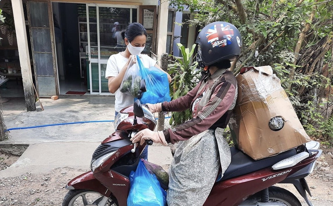 “Chỉ cần ngồi nhà, người dân Phú Ninh vẫn có thể mua được các thực phẩm thiết yếu trong mùa dịch”. Ảnh: V.A