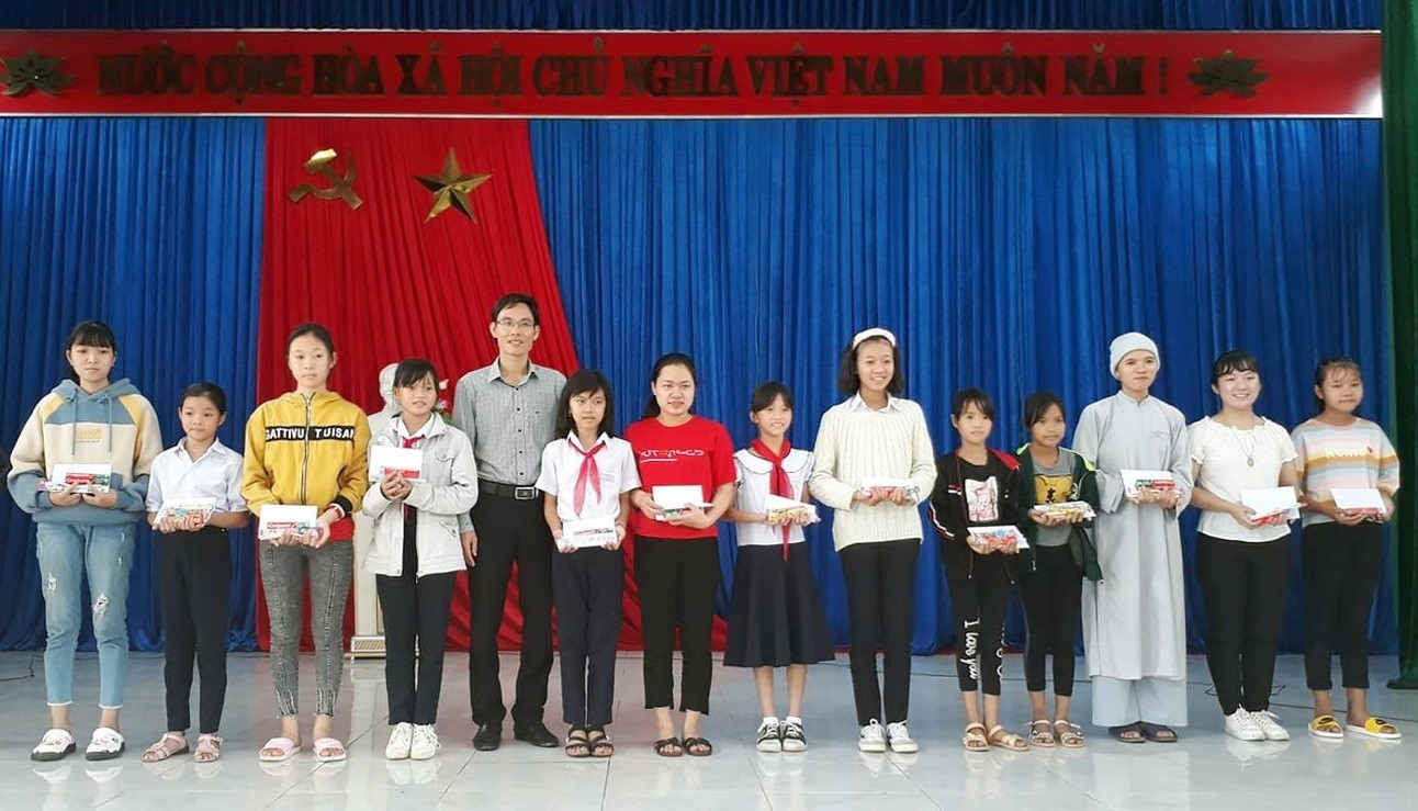 Học sinh nhận học bổng của dự án “Hỗ trợ giáo dục cho học sinh nghèo học giỏi trên địa bàn tỉnh Quảng Nam giai đoạn 2019 - 2022”.(ảnh tư liệu)