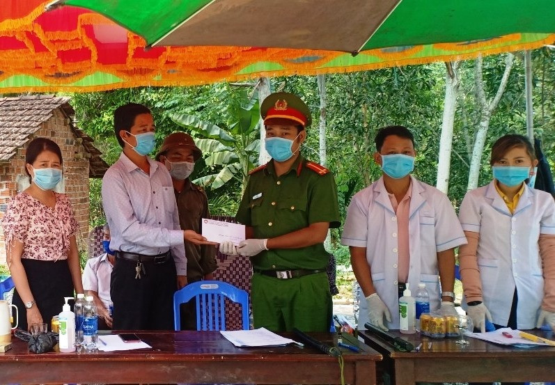 Ban Thường trực Ủy ban MTTQ Việt Nam huyện Tiên Phước tặng quà cho chốt kiểm soát phòng chống dịch của huyện. Ảnh: V.C