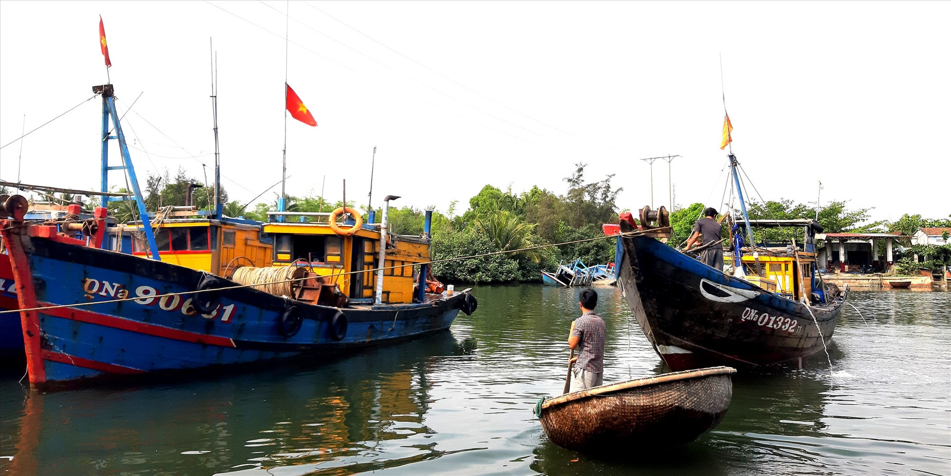 Quảng Nam và cả nước sẽ hạn chế nghề khai thác hải sản ven bờ với phương tiện nhỏ. Ảnh: VIỆT NGUYỄN