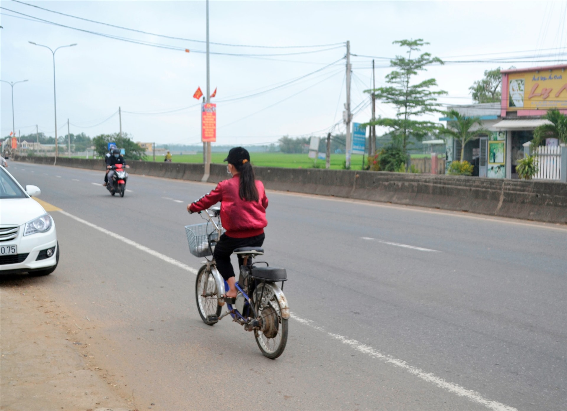 Bất chấp nguy hiểm, thiếu niên này cố tình đi xe ngược chiều trên quốc lộ 1, đầu không đội mũ bảo hiểm. Ảnh: K.K