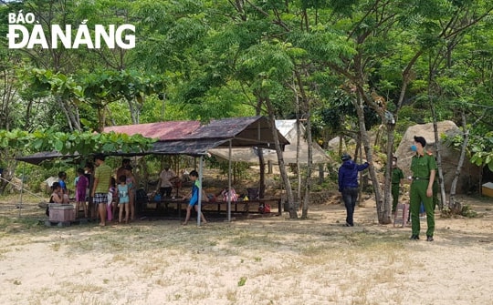 Các sở, ngành, địa phương tăng cường xử lý vi phạm về phòng, chống Covid-19. Trong ảnh: Công an quận Sơn Trà kiểm tra, đẩy đuổi các trường hợp tụ tập đông người tại Bán đảo SơnTrà. Ảnh: PHAN CHUNG Các sở, ngành, địa phương tăng cường xử lý vi phạm về phòng, chống Covid-19. Trong ảnh: Công an quận Sơn Trà kiểm tra, đẩy đuổi các trường hợp tụ tập đông người tại bán đảo SơnTrà. Ảnh: PHAN CHUNG