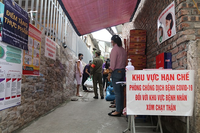 Xóm chạy thận tại ngõ 121 Lê Thanh Nghị là nơi cư trú của 131 bệnh nhân suy thận. Barie 