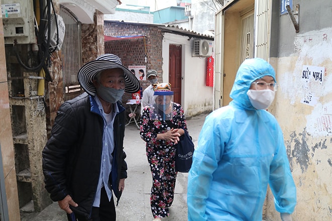 Bệnh nhân mắc COVID-19 liên quan đến Bệnh viện Bạch Mai được cán bộ y tế phường đến đón tận nơi và đưa ra xe của Ban chỉ huy quân sự quận chở đến bệnh viện.