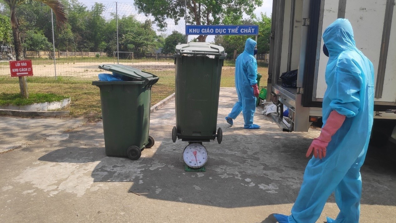 Thu gom rác thải tại khu cách ly tập trung Trường THCS Nguyễn Hiền (Phú Ninh). Ảnh: THANH THẮNG