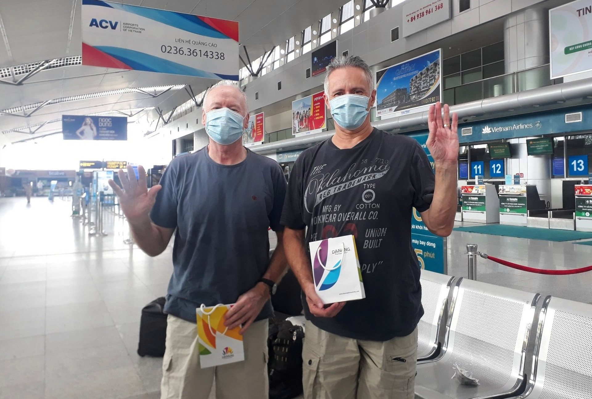 Hai du khách Anh tại Đà Nẵng (bệnh nhân Covid-19 số 22 và 23) được điều trị khỏi bệnh chào tạm biệt về nước sáng ngày 10.4.2020. Ảnh QL