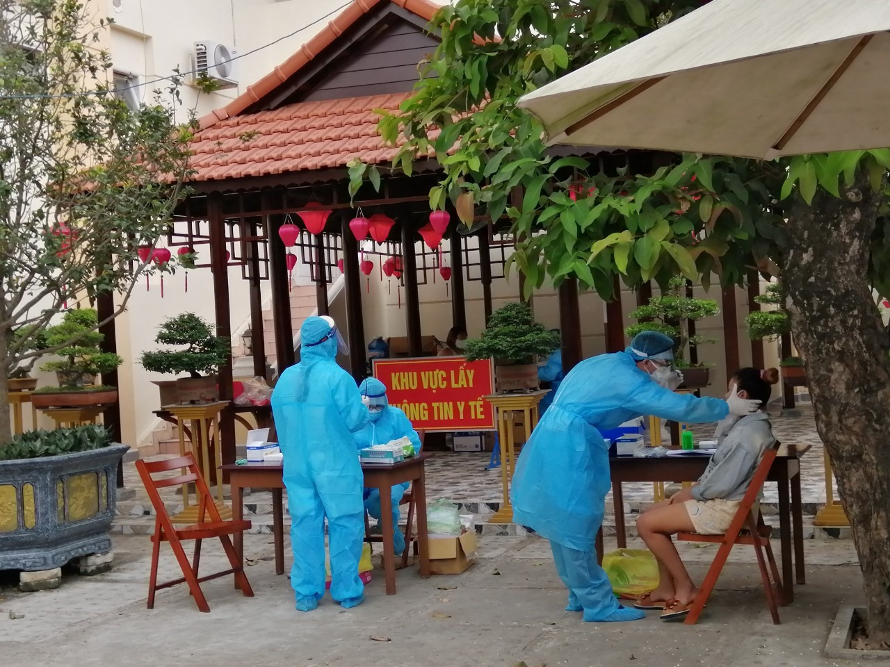 Trung tâm Nghiên cứu khoa học và công nghệ y sinh - Trường Đại học Phan Châu Trinh lấy mẫu xét nghiệm SARS-CoV-2. Ảnh: N.V.M