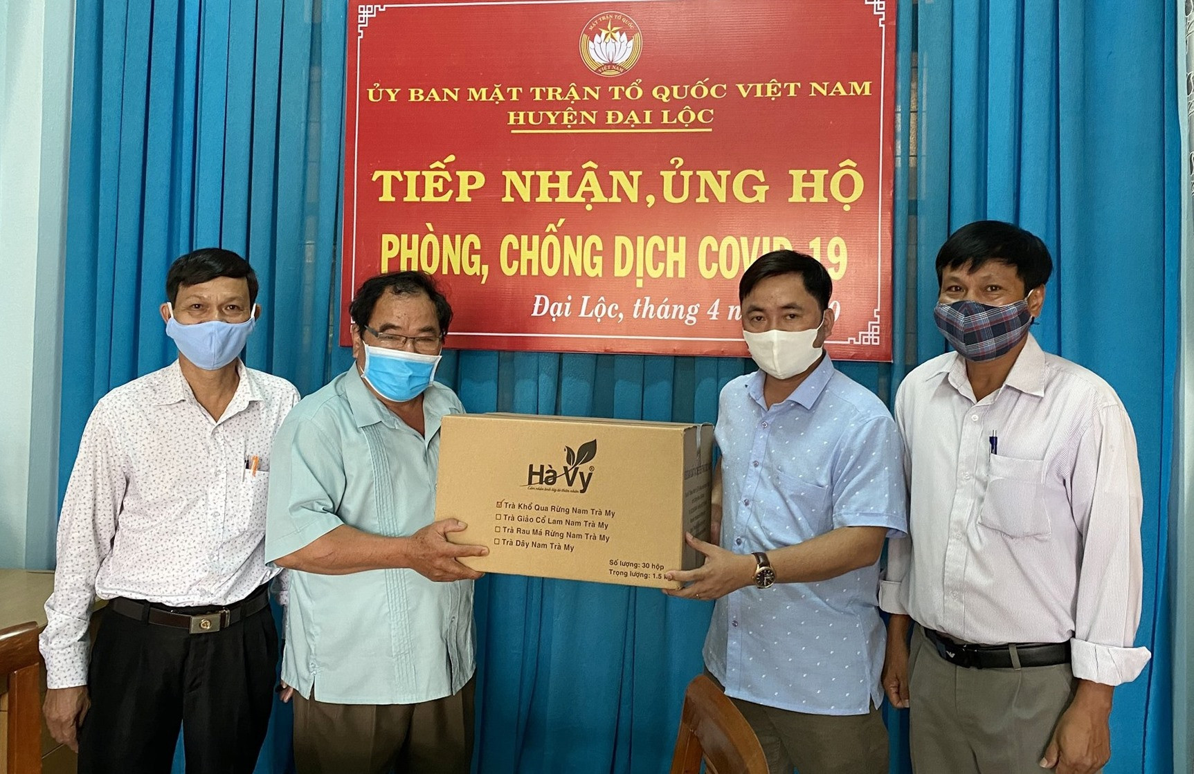Cơ sở sản xuất trà thảo dược Hà Vy – Nam Trà My tặng 30 hộp trà thảo dược cho lực lượng chức năng thực hiện công tác phòng chống dịch Covid-19.