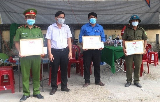Lãnh đạo Ủy ban MTTQ Việt Nam huyện Duy Xuyên tặng giấy khen cho lực lượng làm nhiệm vụ chốt chặn.
