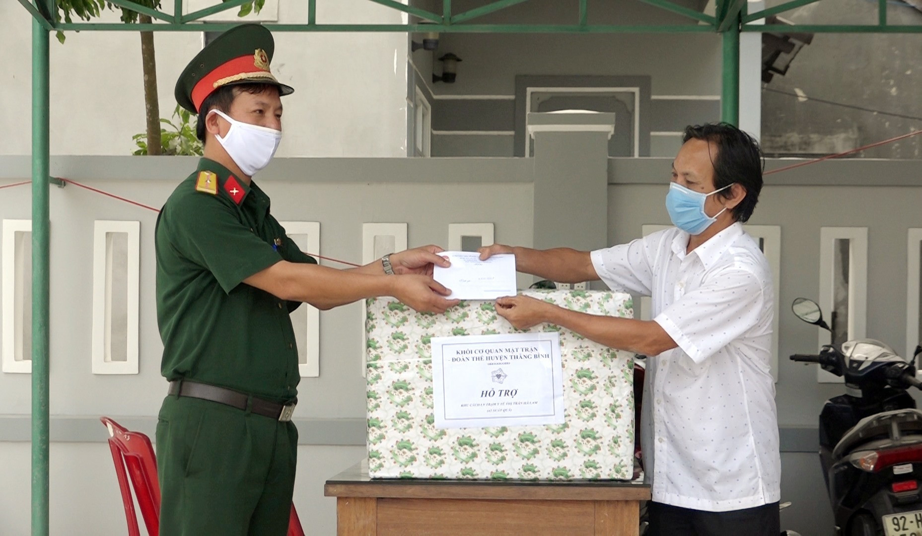 UBND huyện cùng với Mặt trận và các Hội đoàn thể của huyện Thăng Bình thăm và động viên lực lượng làm nhiệm vụ ở 2 khu cách ly.