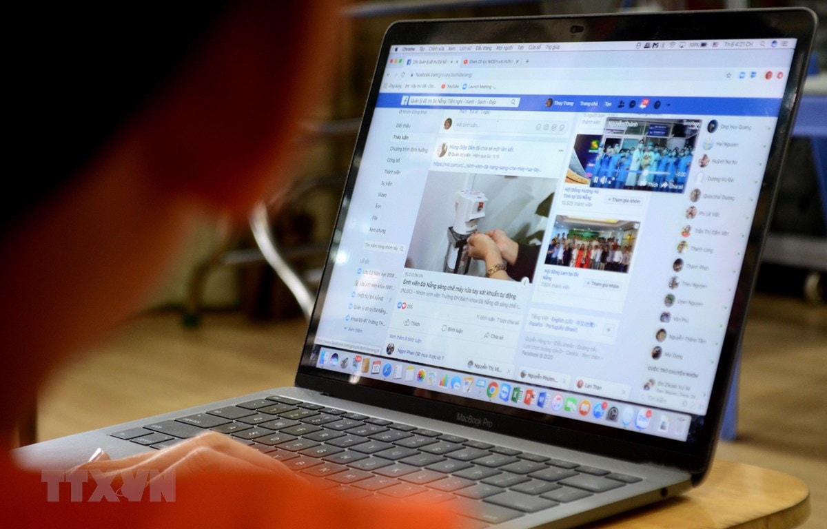 Trang Facebook Đô thị Đà Nẵng: Tiện nghi-Xanh-Sạch-Đẹp hiện có hơn 106.000 thành viên, khi đăng tải các về phòng chống dịch COVID-19 luôn nhận được hàng nghìn lượt tương tác, phản hồi của người dân. (Ảnh: Quốc Dũng/TTXVN)