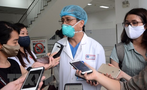 Các thành viên Ban chỉ đạo chống dịch chủ động phối hợp, cung cấp thông tin cho báo chí để mang lại thông tin nhanh và chuẩn xác nhất cho người dân. (Ảnh: Quốc Dũng/TTXVN)