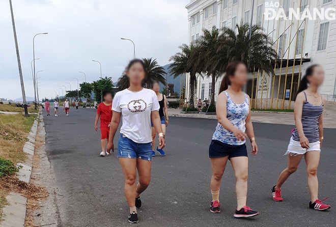 Nhiều nhóm người đi bộ tập thể dục trên đường Lê Văn Duyệt và không đeo khẩu trang (ảnh chụp lúc 6 giờ sáng 12-4). Ảnh: HOÀNG HIỆP