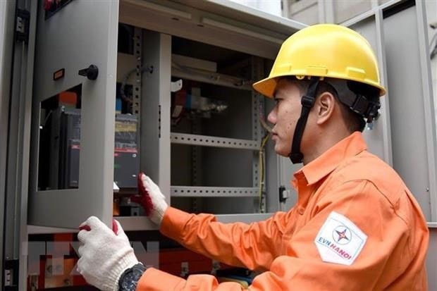 Nhân viên EVN Hà Nội kiểm tra công tác đảm bảo an toàn cấp điện. Ảnh: TTXVN.