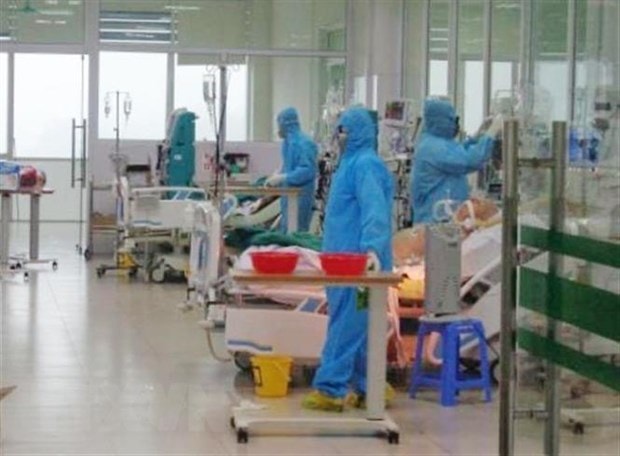 Những bác sỹ, nhân viên y tế Bệnh viện Bệnh Nhiệt đới Trung ương cơ sở 2 đang ngày đêm nỗ lực điều trị cho các bệnh nhân COVID-19 nặng. (Ảnh: TTXVN phát)