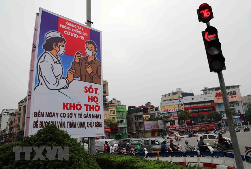 Tranh cổ động tấm lớn được đặt ở các điểm nút giao thông của Hà Nội. (Ảnh: Thanh Tùng/TTXVN)