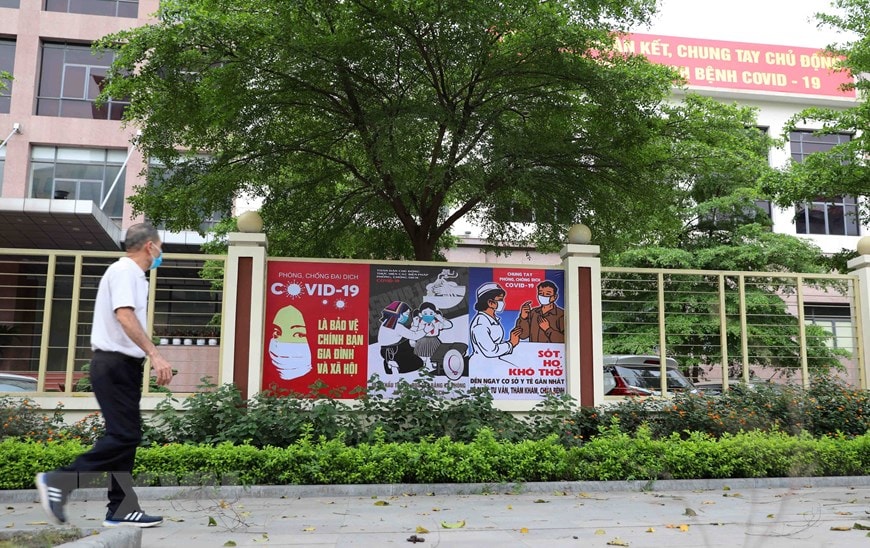 Tranh cổ động được dán, treo ở các trụ sở cơ quan, trường học. (Ảnh: Thanh Tùng/TTXVN)