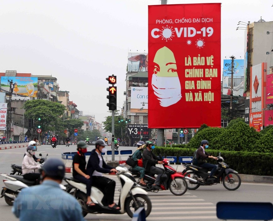 Tranh cổ động tấm lớn được đặt ở các điểm nút giao thông của Hà Nội. (Ảnh: Thanh Tùng/TTXVN)