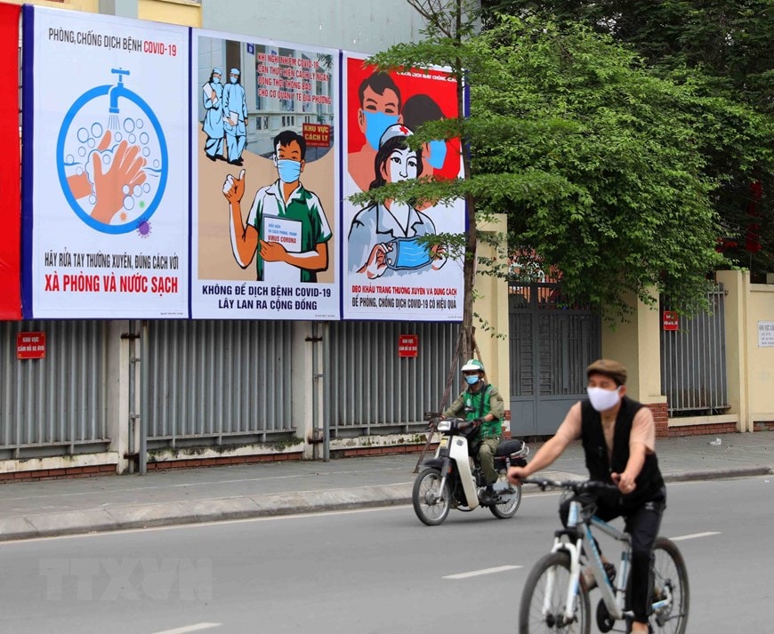 Tranh cổ động tấm lớn được đặt ở các điểm nút giao thông của Hà Nội. (Ảnh: Thanh Tùng/TTXVN)