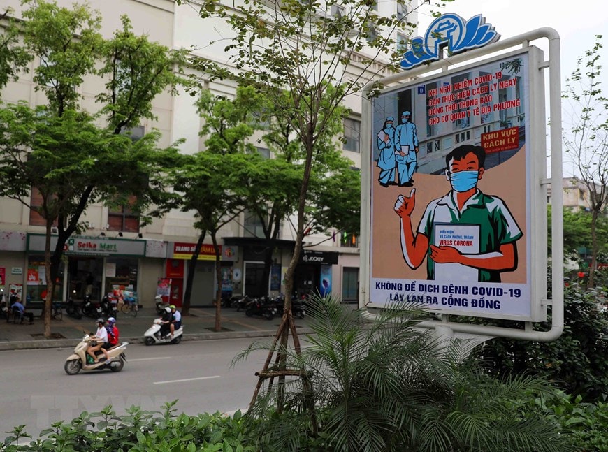 Tranh cổ động đặt trên phố Giảng Võ. (Ảnh: Thanh Tùng/TTXVN)