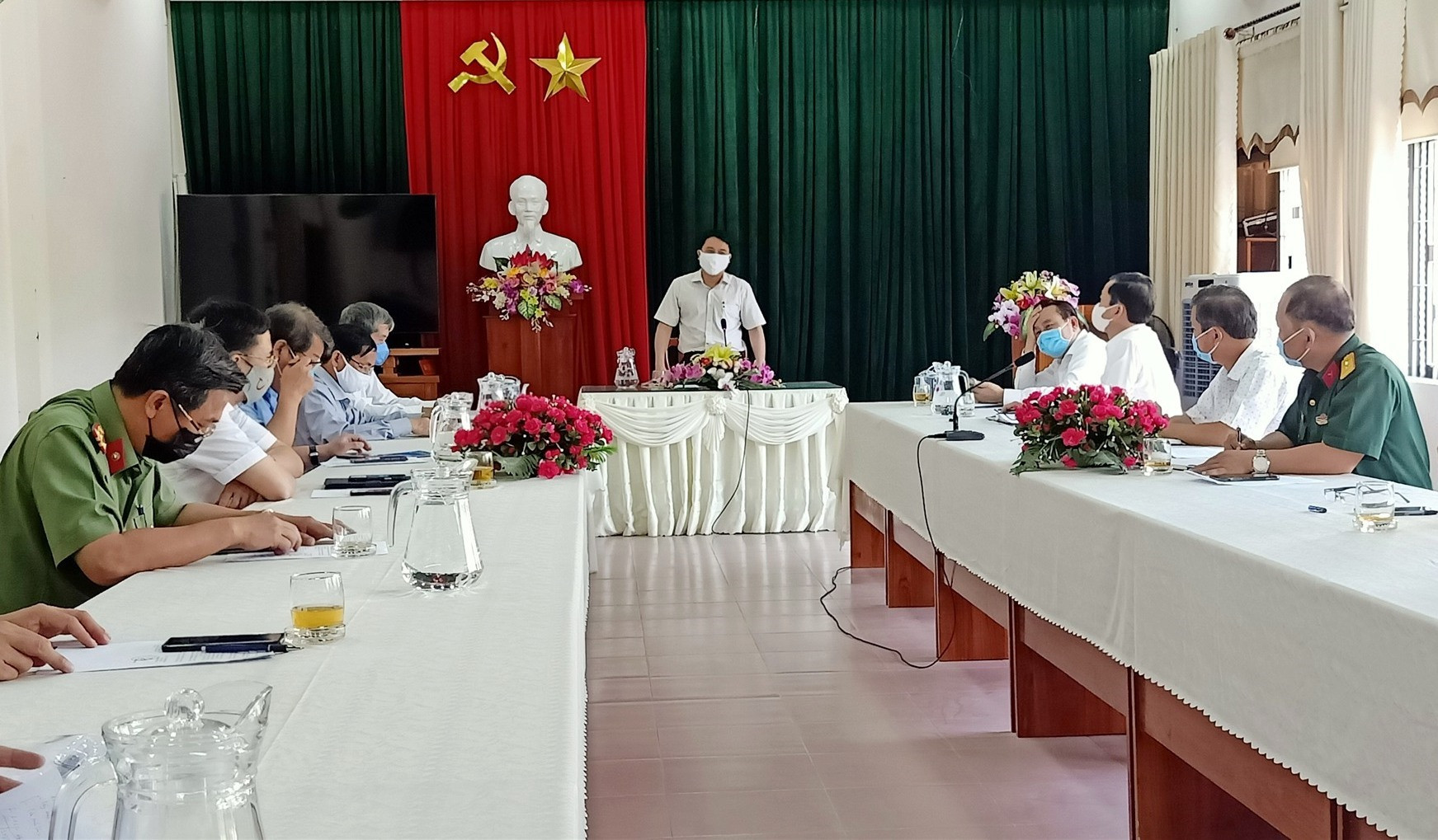 Phó Chủ tịch Trần Văn Tân làm việc tại Đại Lộc. Ảnh: BÍCH LIÊN