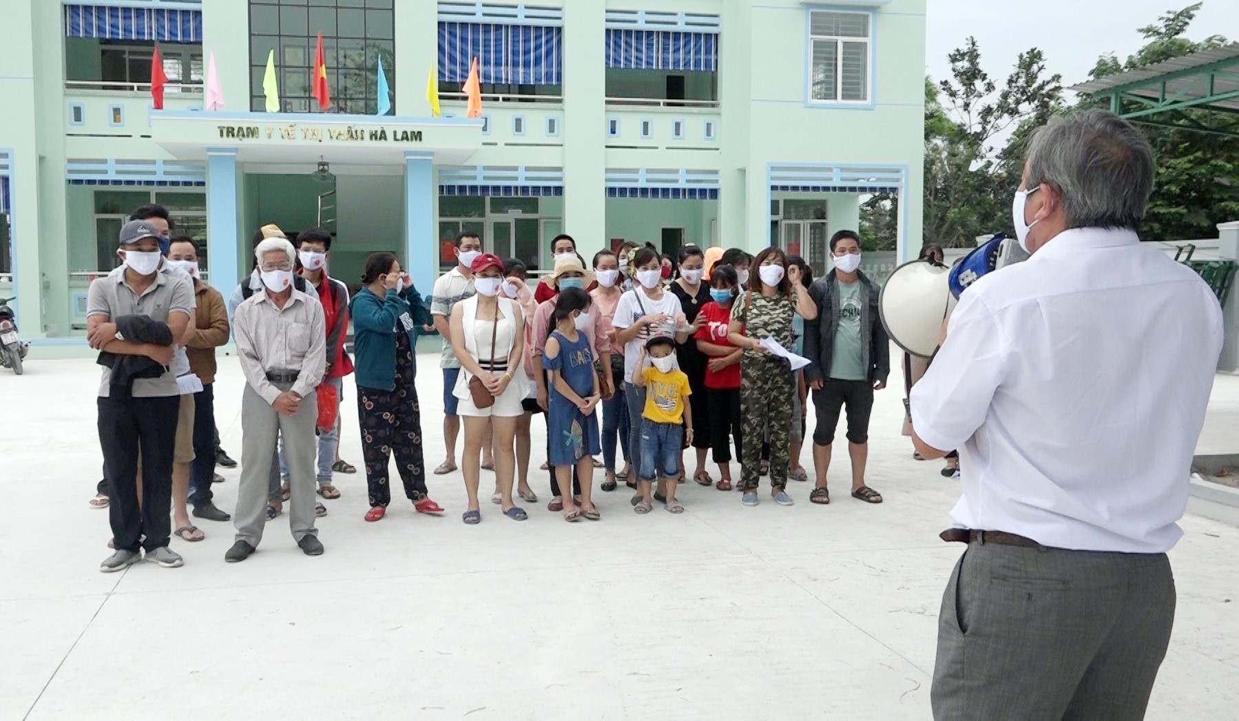 Ông Lộ Văn Hùng - Giám đốc Trung Tâm Y tế huyện yêu cầu các công dân tiếp tục thực hiện nghiệm việc cách ly tại nhà đủ 14 ngày