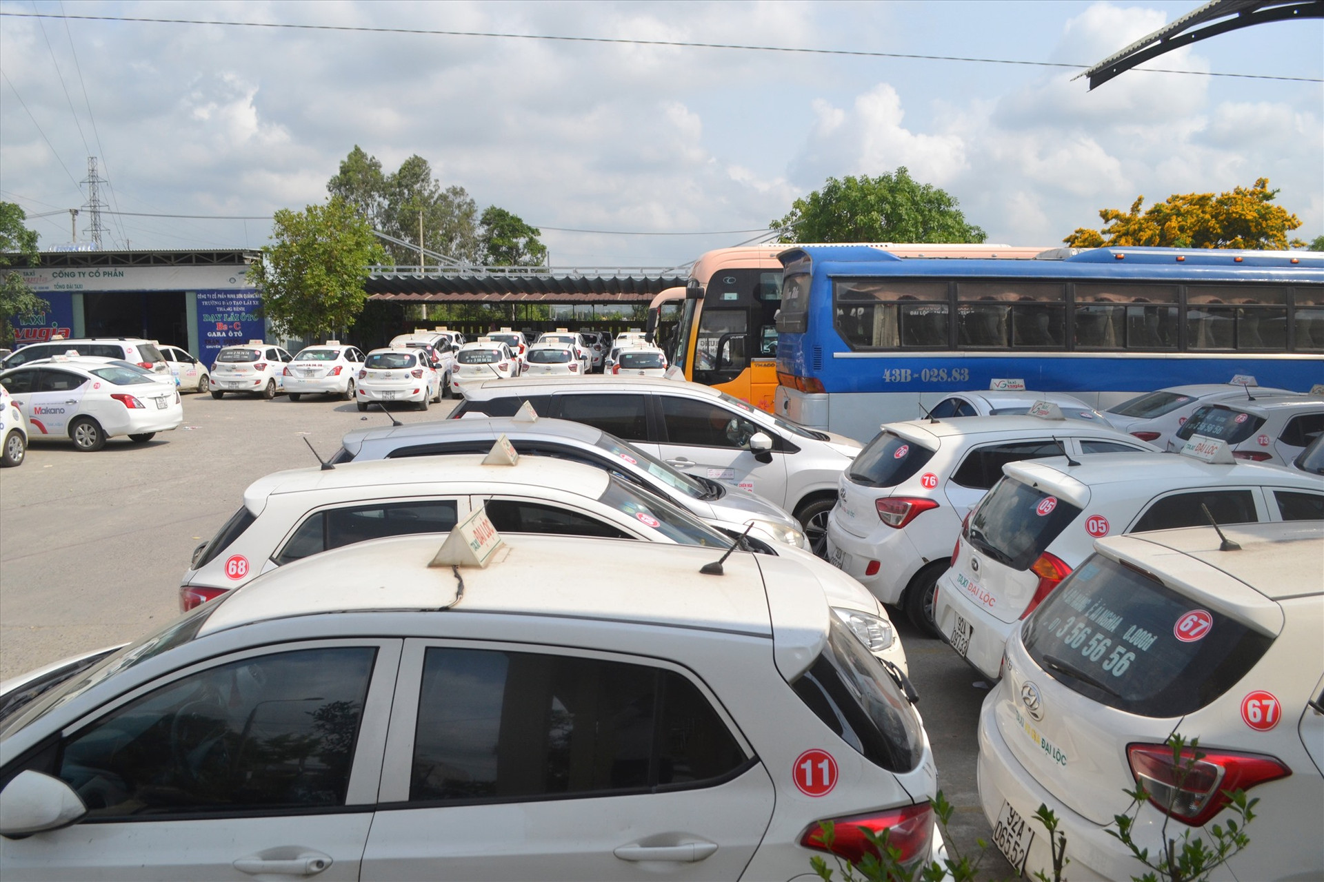 Phương tiện vận tải khách tạm dừng hoạt động tại bến xe Đại Lộc. Ảnh: CT