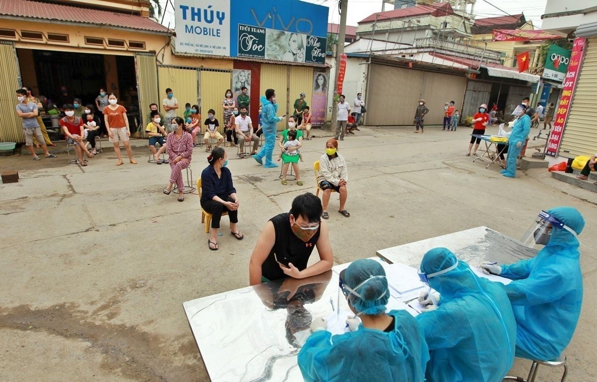 Hai bệnh nhân mắc COVID-19 mới gồm một phụ nữ 60 tuổi và một nam thanh niên 26 tuổi đều ở Hạ Lôi, hiện đã cách ly, điều trị tại Bệnh viện Bệnh Nhiệt đới Trung ương cơ sở 2.