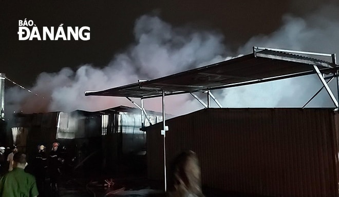 Ngọn lửa bùng cháy kéo theo cột khói bốc cáo khiến công tác chữa cháy rất phức tạp. Ảnh H.S