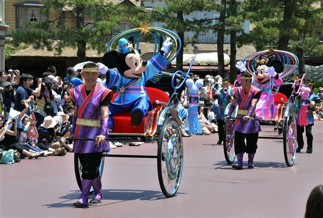 Lễ hội Tanabata ở ngoại ô thủ đô Tokyo, Nhật Bản. Tuy nhiên, để tránh được việc tiếp xúc ở khoảng cách gần dễ lây lan dịch COVID-19, nhiều lễ hội tại Nhật Bản đã bị hủy bỏ. Ảnh: AFP/TTXVN