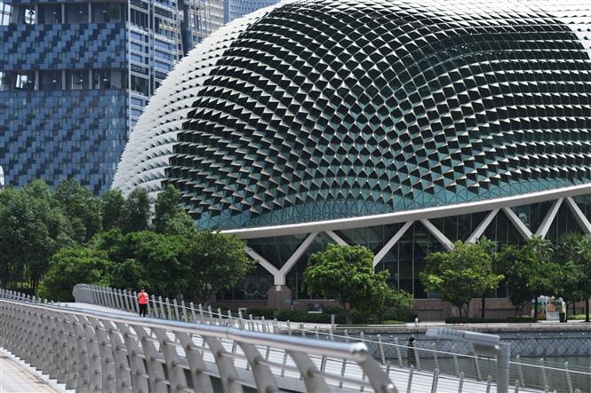 Cảnh vắng vẻ trên một đường phố ở Singapore trong bối cảnh dịch COVID-19 lan rộng. Ảnh: THX/TTXVN
