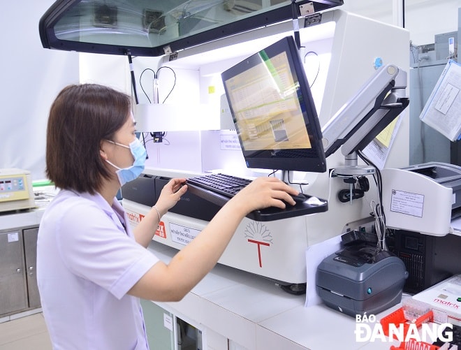 Cán bộ y tế khoa Huyết học - Truyền máu thao tác trên hệ thống máy định nhóm máu tự động.