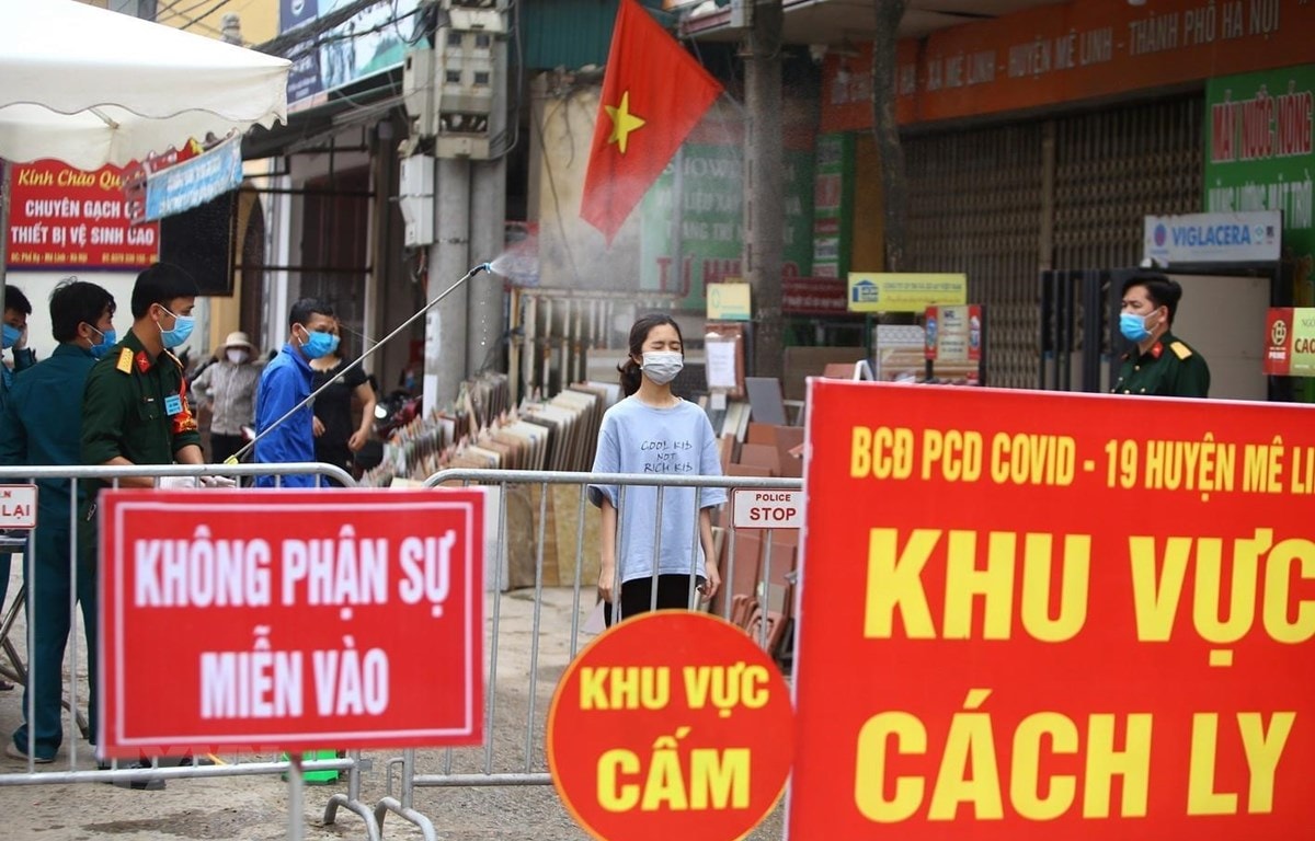Người dân thôn Hạ Lôi trong những ngày bị cách ly. ( Ảnh: Minh Quyết/TTXVN)