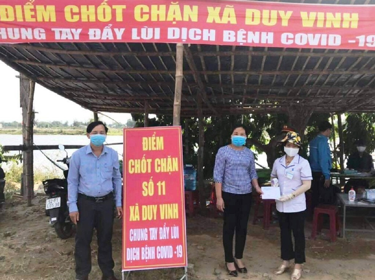 Bà Trần Thị Minh Yến – Chủ tịch Hội LHPN huyện Duy Xuyên thăm và động viên các lực lượng túc trực tại những chốt kiểm soát dịch bệnh. Ảnh: H.N