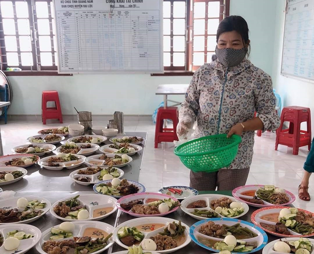 Tình nguyện viên tham gia bếp ăn phục vụ công dân cách ly tại khu cách ly tập trung số 1, huyện Đại Lộc. Ảnh: B.L