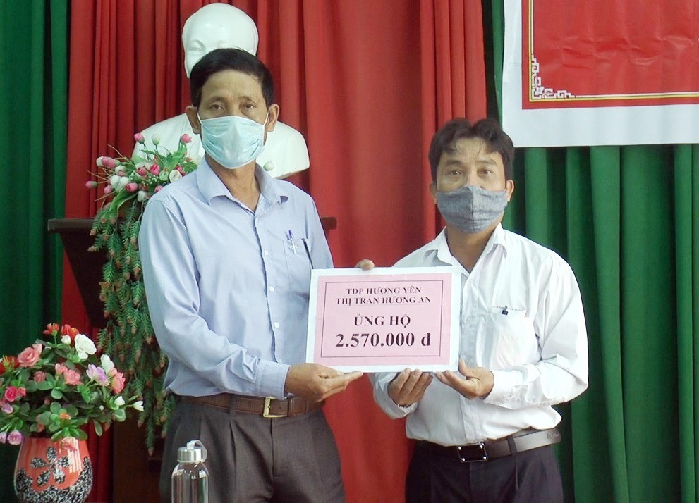 Mặt trận thị trấn Hương An tiếp nhận kinh phí ủng hộ phòng chống dịch bệnh Covid-19.