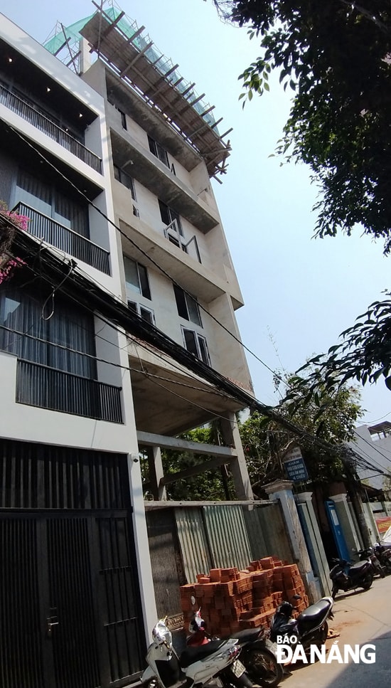 Trong giấy phép xây dựng, căn hộ tại K338/20 Hoàng Diệu chỉ được phép xây 4 tầng và tầng lửng nhưng chủ dự án là Công ty Đàm Gia Việt đã đổ trụ bê-tông cốt thép chờ lên tầng 5 (ảnh chụp ngày 9-4).Ảnh: ĐẮC MẠNH