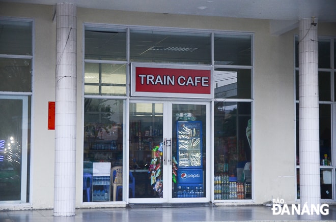 Cửa hàng tại nhà ga đóng cửa. Ảnh: XUÂN SƠN