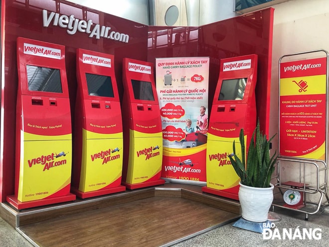 Khu vực tự check-in của hãng Vietjet Air “tắt đèn”. Ảnh: KHA MIÊN