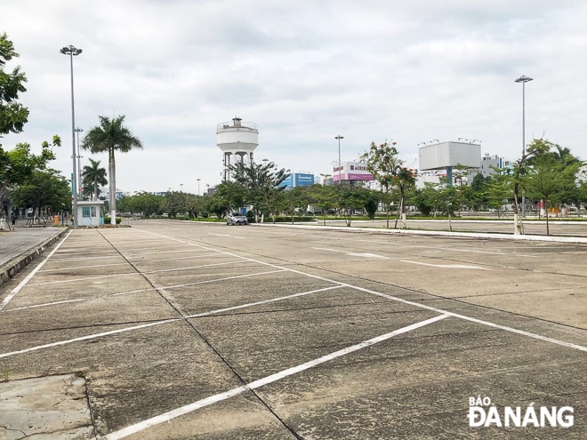 Bãi giữ xe ô-tô im ắng. Ảnh: KHA MIÊN