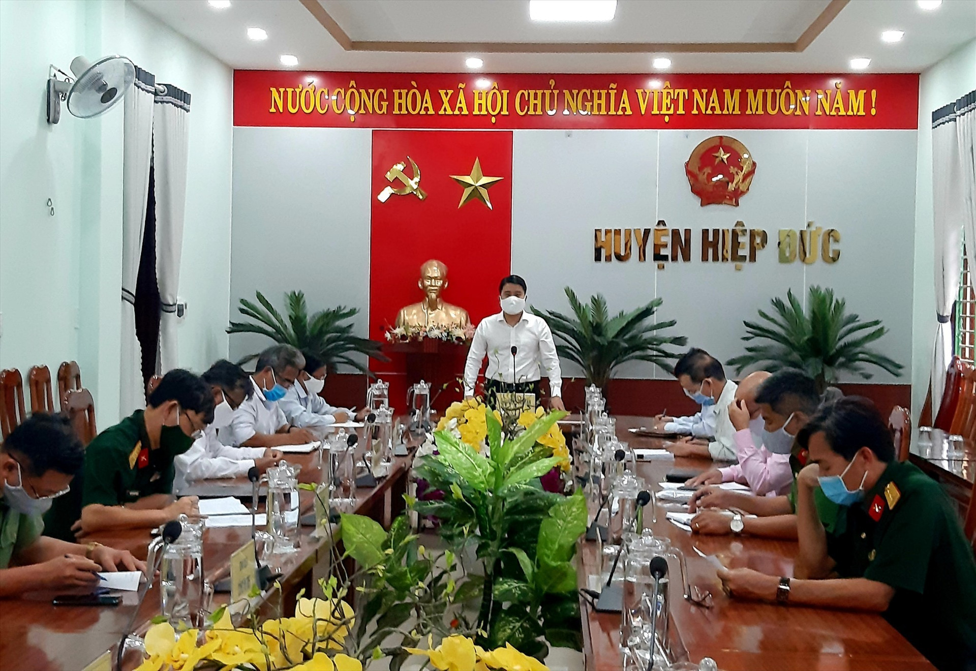Phó Chủ tịch UBND tỉnh Trần Văn Tân phát biểu chỉ đạo tại cuộc làm việc với lãnh đạo huyện Hiệp Đức. Ảnh: N.P