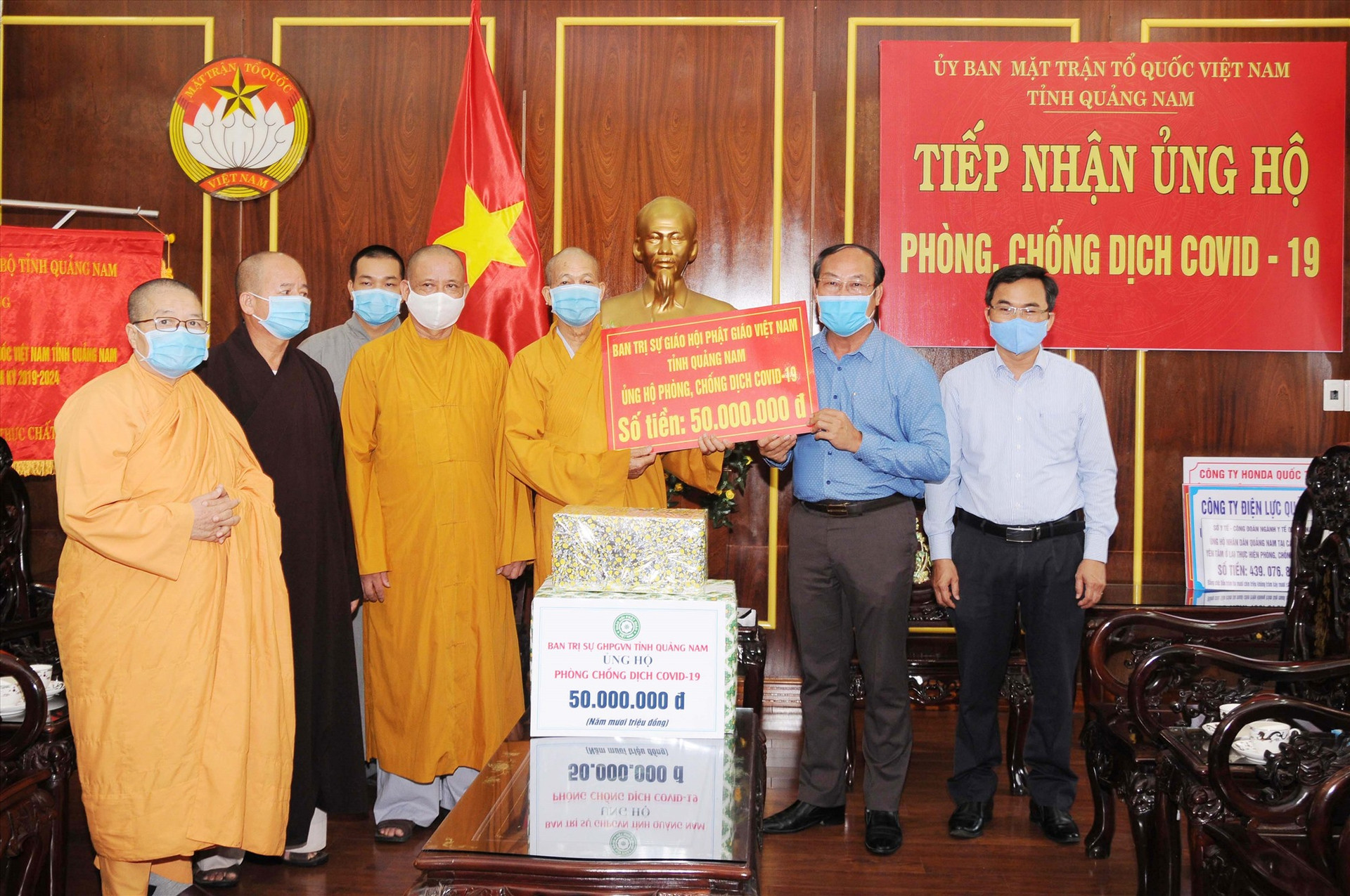 Ban Trị sự Giáo hội Phật giáo Việt Nam tỉnh hỗ trợ 50 triệu đồng cho công tác phòng chống dịch Covid-19. Ảnh: A.Đ