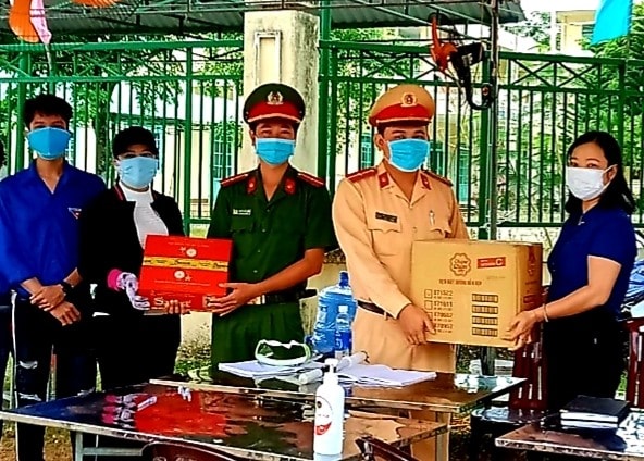 Hội LHPN huyện Hiệp Đức thăm, tặng quà động viên các lực lượng tham gia túc trực tại những chốt kiểm soát. Ảnh: M.L