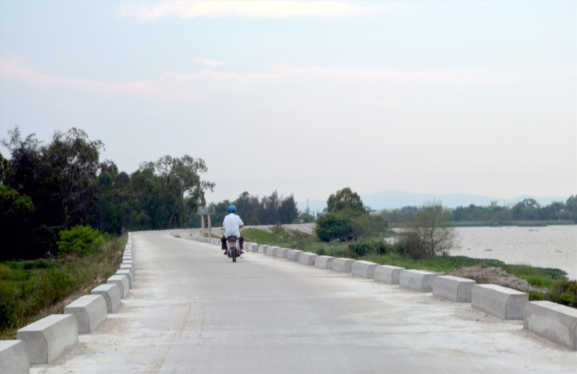 Đê sông Bàn Thạch đã thi công xong, nhưng đất sản xuất của nhiều hộ dân bị ảnh hưởng bởi dự án vẫn chưa được giải quyết BT-HT.Ảnh: H.P