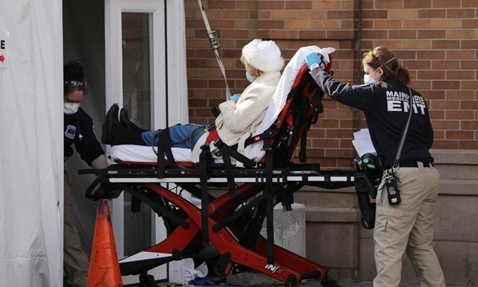 Nhân viên y tế tiếp nhận bệnh nhân Covid-19 tại New York hôm 12/4. Ảnh: AFP.
