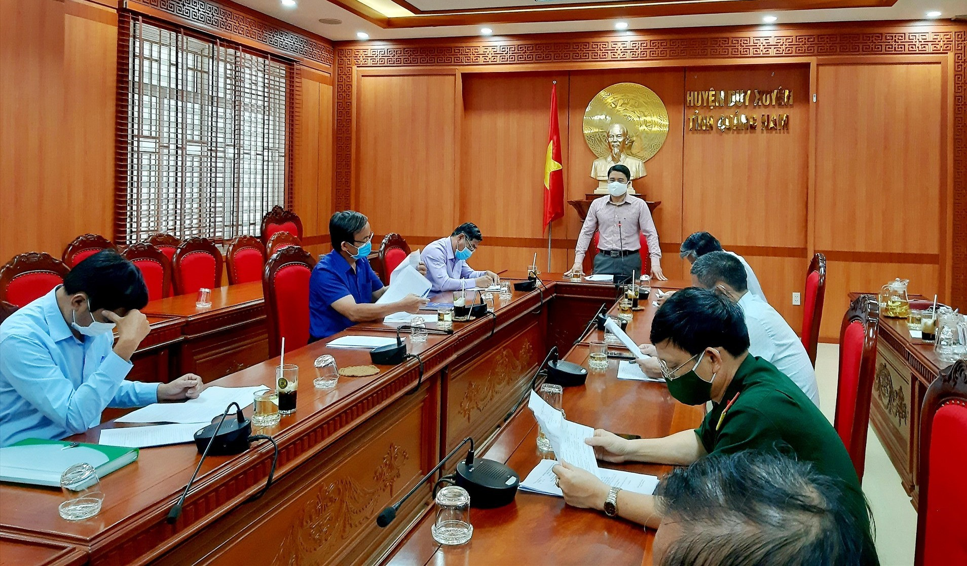 Phó Chủ tịch UBND tỉnh Trần Văn Tân phát biểu chỉ đạo tại cuộc làm việc với lãnh đạo huyện Duy Xuyên. Ảnh: N.P