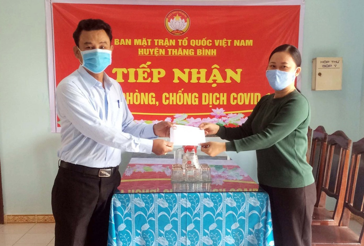 Ông Võ Anh Trung – Phó chủ tịch Ủy ban MTTQ Việt Nam huyện Thăng Bình tiếp nhận ủng hộ phòng, chống dịch bệnh Covid-19. Ảnh: M.T