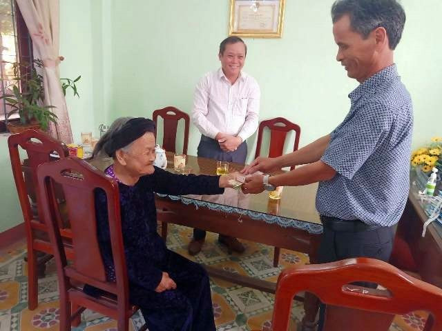 Mẹ VNAH Võ Thị Tẩu trao số tiền 1,5 triệu đồng cho UBMT TQ Việt Nam phường Điện Nam Trung.