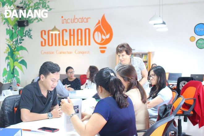 Trong giai đoạn này, các startup nên tìm cách liên kết, hợp tác với các doanh nghiệp lớn để tiếp cận thị trường. Ảnh: KHANG NINH