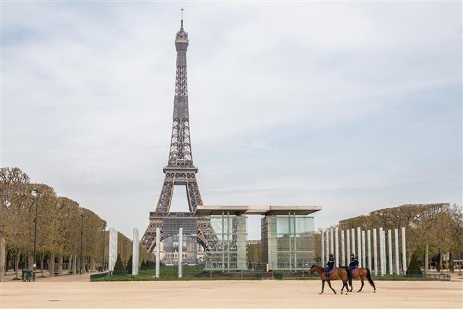 Cảnh sát tuần tra tại Paris, Pháp ngày 7-4-2020 khi lệnh phong tỏa toàn quốc do dịch Covid-19 được ban bố. Ảnh: THX-TTXVN